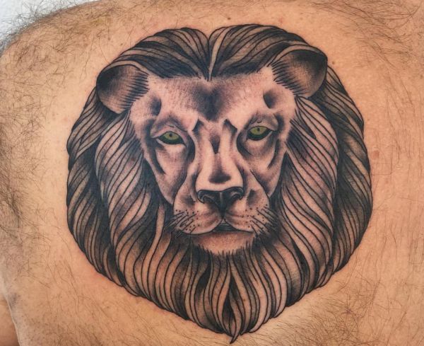 Löwenkopf Tattoo am Rücken
