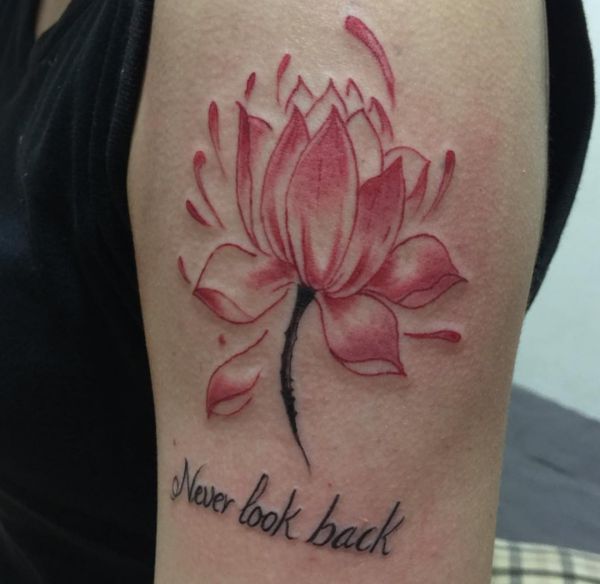 Lotus Tattoo mit Sprüche auf dem Arm