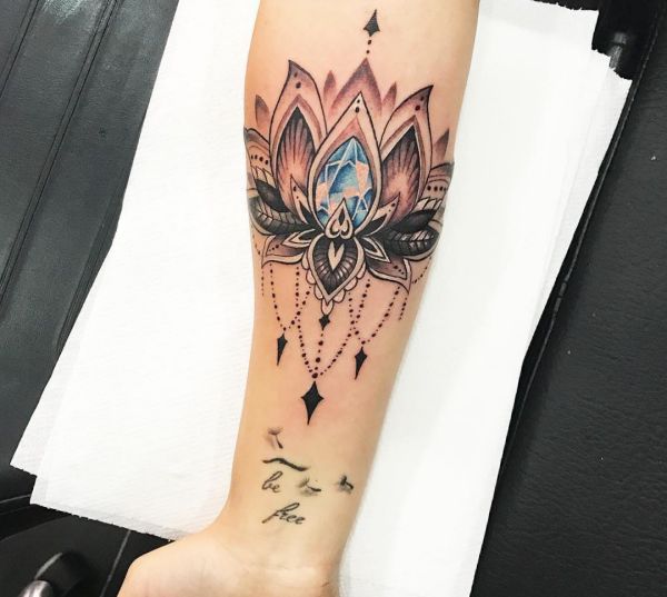 Lotus Tattoo mit Diamant am Unterarm