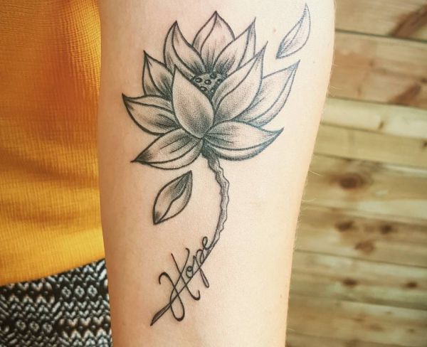 Hope Lotus Tattoo am Unterarm