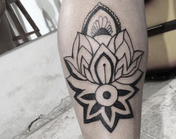 Lotus Tattoo Idee am Unterschenkel