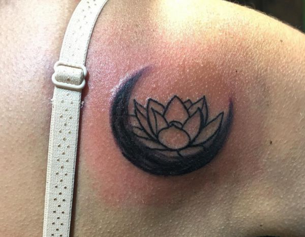 Kleiner Lotus und Halbmond Tattoo am Schulterblatt
