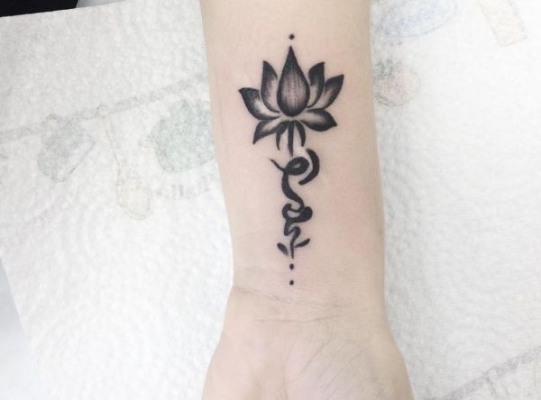 Lotus Tattoo am Handgelenk