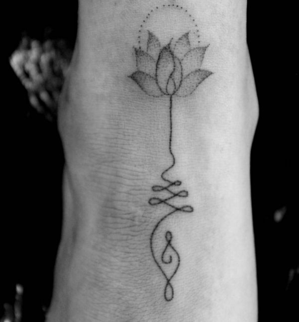 Kleiner Lotus Tattoo am fuß