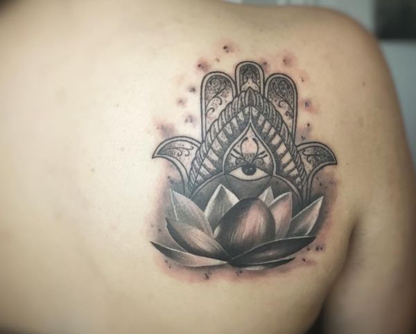 Hamsa Hand und Lotus Tattoo am Rücken