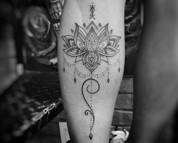 Weiß Lotus Tattoo auf der Bein