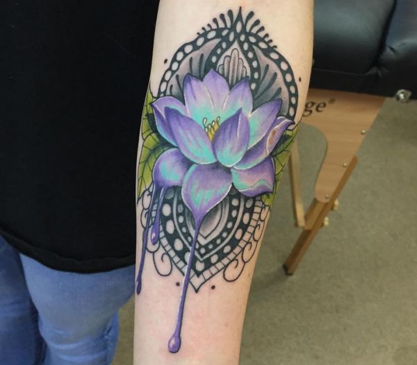 Lila Lotus Tattoo am Unterarm