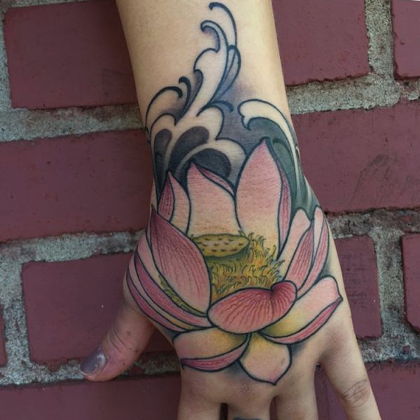 Japanese Rosa Lotus Tattoo auf Hand