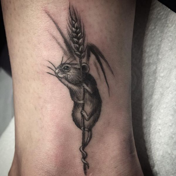 Wühlmaus Tattoo Design auf der Bein