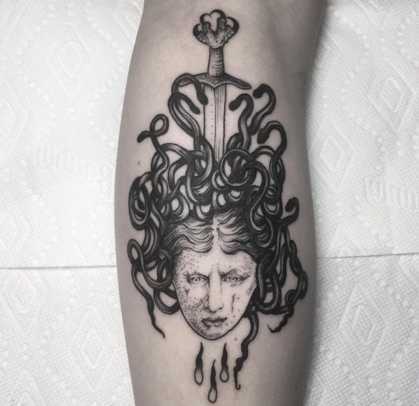Medusa mit Schwert Tattoo auf der Bein