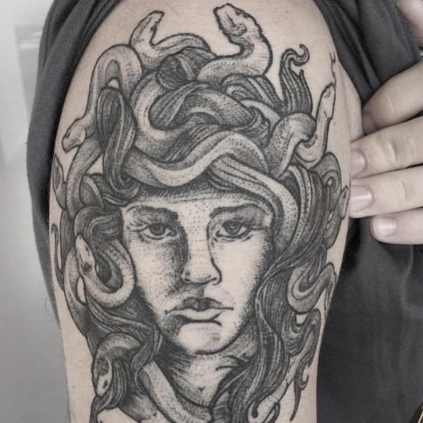 Medusa Tattoo am Oberarm