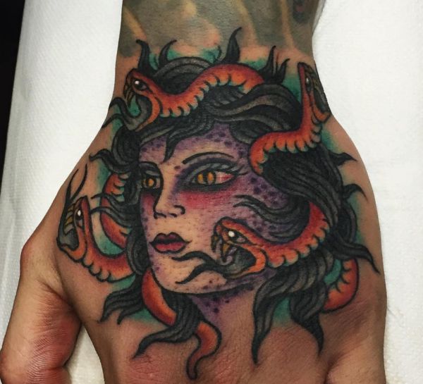 Medusa Tattoo auf der Hand