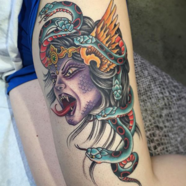 Medusa Tattoo Design am Oberschenkel