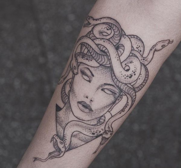 Medusa Tattoo am Unterarm Schwarz und weiß