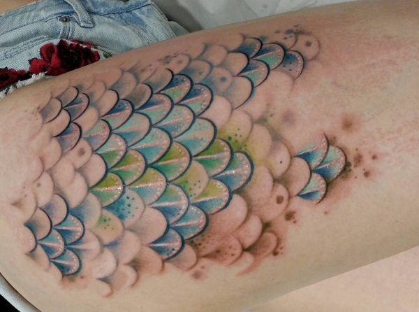 Meerjungfrau Tattoo Idee am Oberschenkel