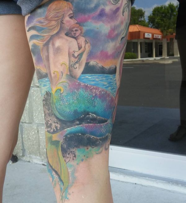 Realistisch Meerjungfrau mit Baby auf der Bein