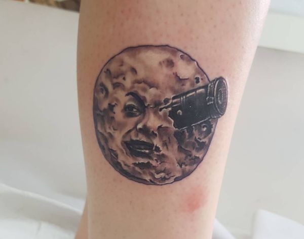 Mond Gesicht Tattoo Design am Unterschenkel