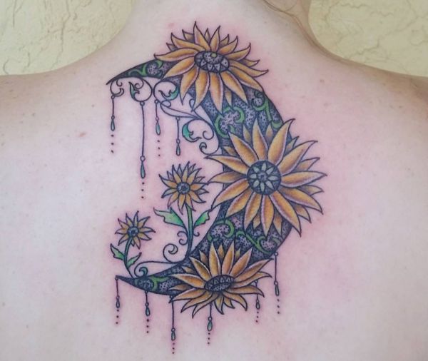 Halbmond Tattoo Design mit Blumen am Rücken