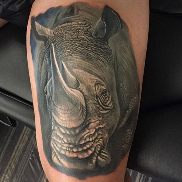 Realistisch Nashorn Tattoo Design auf der Bein