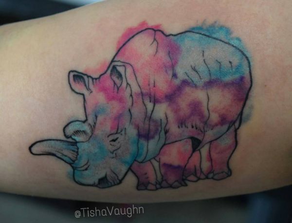 Aquarell Nashorn Tattoo Design am Oberarm
