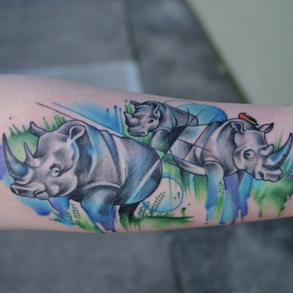 Wasserfarben Nashorn Tattoo Design auf dem Arm