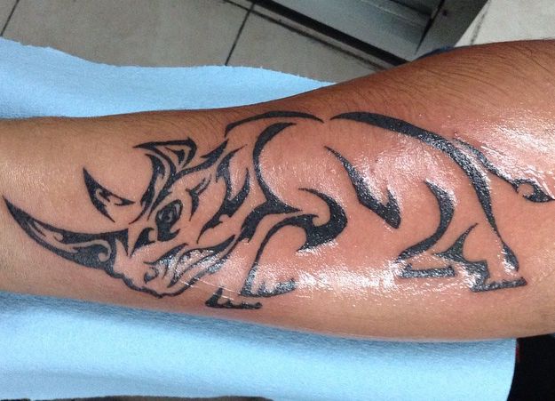 Tribal Nashorn Tattoo Design am Unterarm
