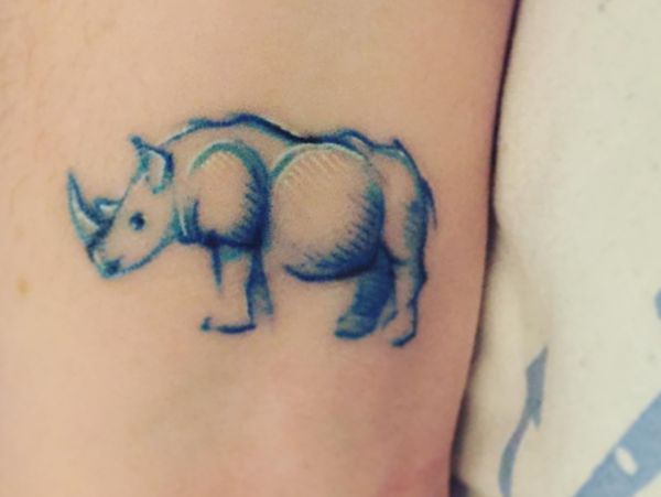 Kleiner Nashörner Tattoo am Knöchel