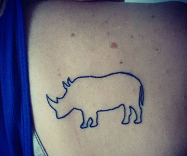 Kleiner Nashörner Tattoo auf der Hüfte