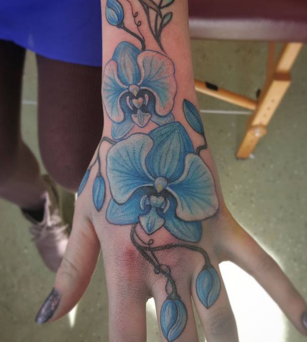 Lila Orchidee Tattoo auf der Hand für Frauen