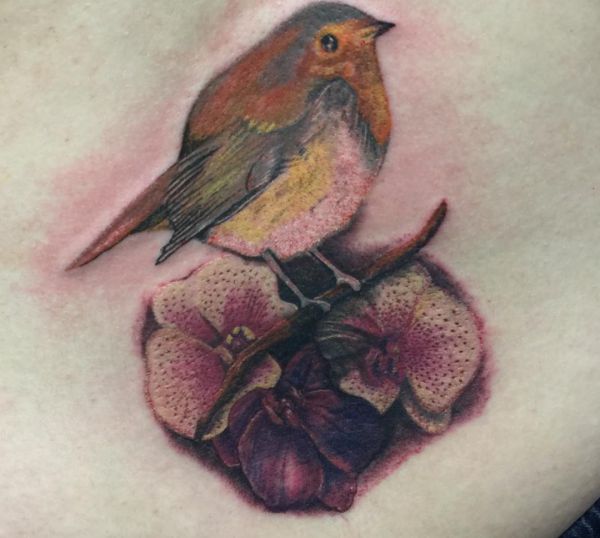 Orchidee Tattoo mit Vogel am Unterer Rücken