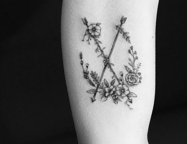 Zwei gekreuzte Pfeile mit Blumen Tattoo Design