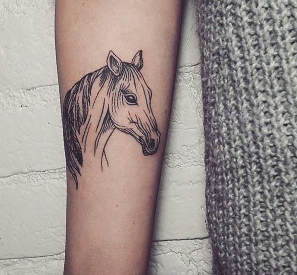 Schöne Pferdekopf Tattoo Design am Unterarm