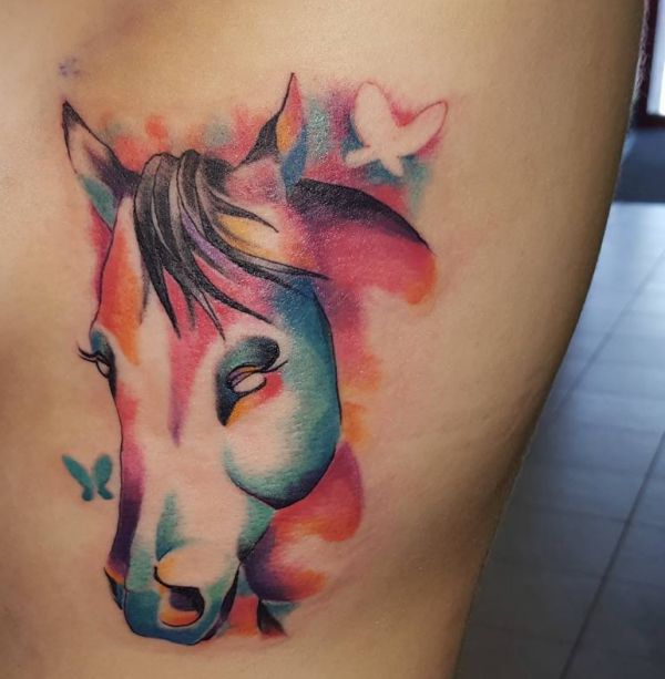 Aquarell Pferdekopf Tattoo mit Schmetterling am Oberschenkel