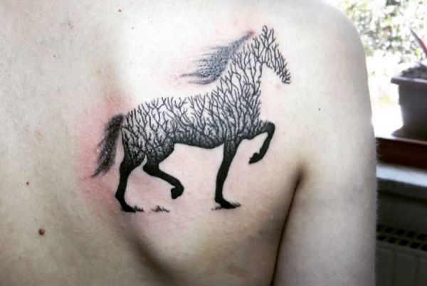 Abstract Pferd Tattoo am Schulterblatt