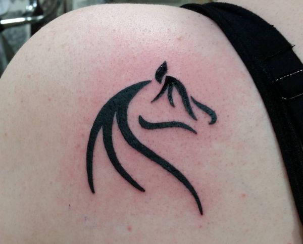 Kleiner Pferdekopf Tattoo am Schulterblatt