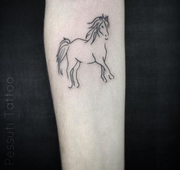 Kleiner Pferd Tattoo am Unterarm