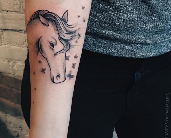 Pferdekopf mit Schmetterling Tattoo Design am Unterarm