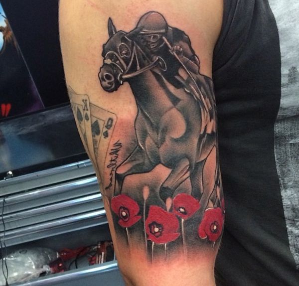 Rennpferd Tattoo Design auf dem Arm