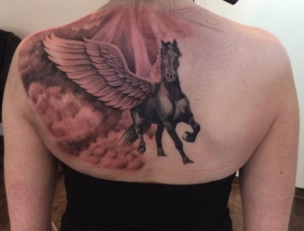 Pferd Tattoo Pegasus am Rücken