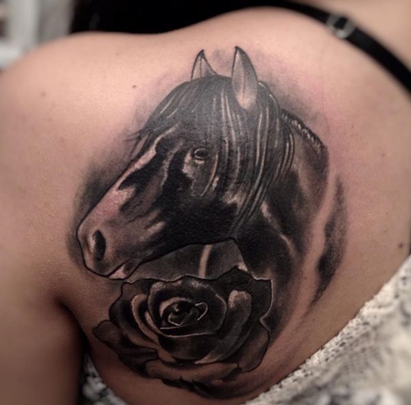 Pferdekopf Tattoo Design mit Rose am Schulterblatt für Frauen