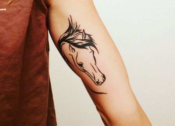 Einfach Pferdekopf Tattoo Design am Oberarm
