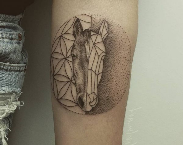 Abstract Pferdekopf Tattoo Design am Unterarm