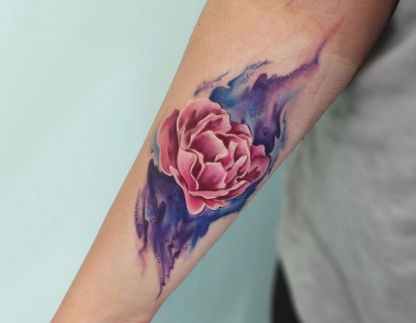 Wasserfarben Pfingstrosen Tattoo Design am Unterarm