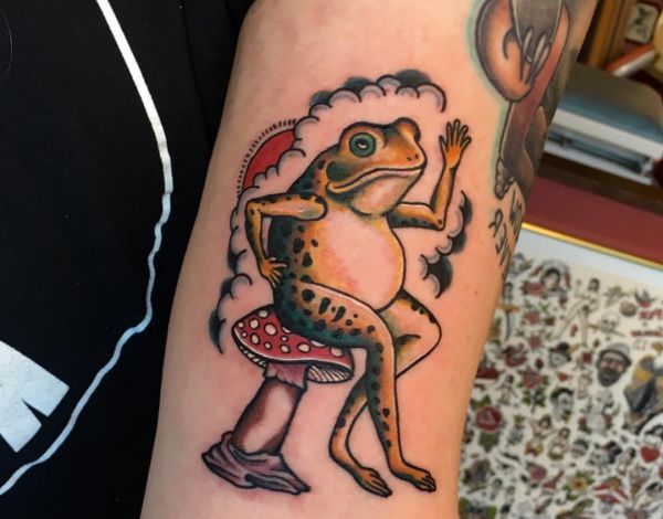 Frosch mit Pilz Design auf dem Arm