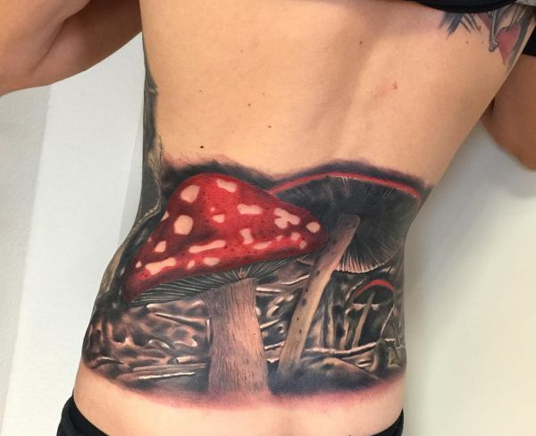 Realistisch Pilz Tattoo Design am Unterer Rücken