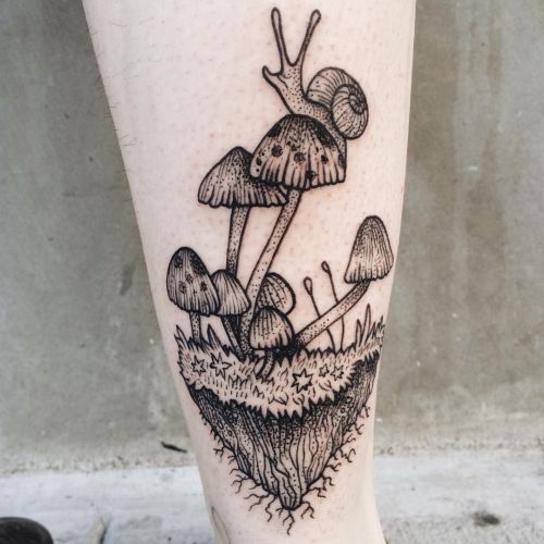 Schnecke mit Pilz Tattoo Design am Unterschenkel