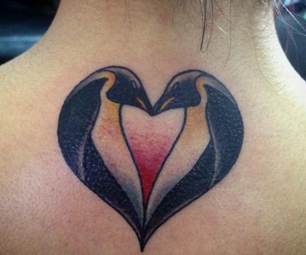 Herz Tattoo Zwei Pinguin Design im Nacken