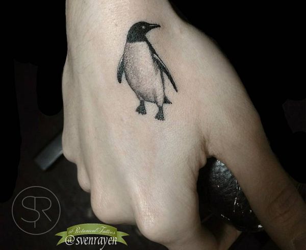 Kleiner Tattoo Pinguin Design auf der Hand