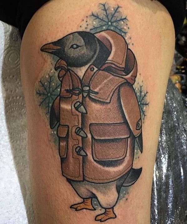 Cartoon Pinguin Tattoo am Oberschenkel