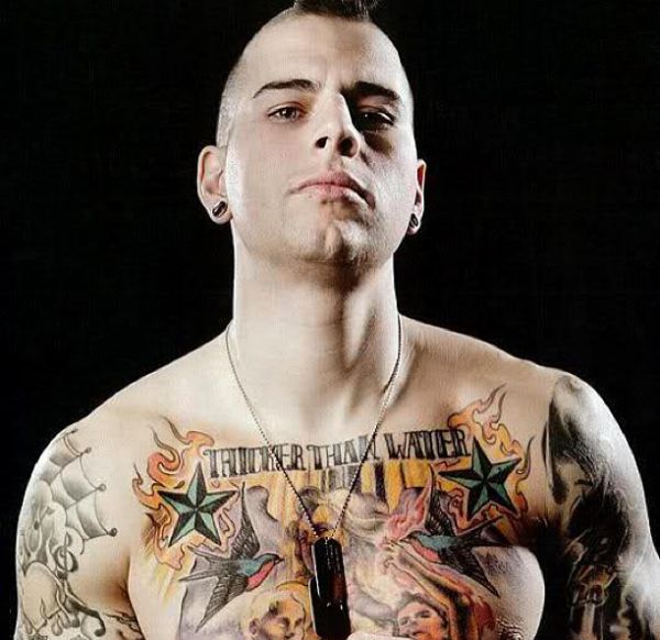 Punk-Rocker mit Zwei Polarstern Tattoo